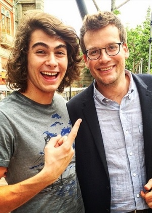 Rafael Vitti, o Pedro de "Malhação", comemora visita do autor John Green