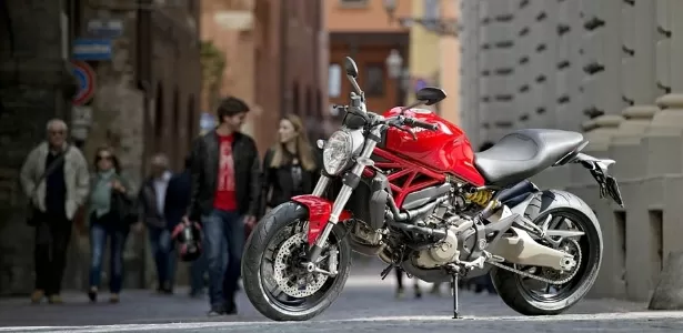 Ducati Monster 821 R 43.900 tem tecnologia para domar seus 112
