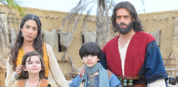  Moisés e Zípora tem dois filhos. Pai dedicado e amoroso, ele faz questão de estar com os filhos o tempo todo e ensinar às crianças o pastoreio e a arte da defesa, assim como aprendeu quando era um príncipe no Egito - Munir Chatack/Divulgação - Munir Chatack/Divulgação