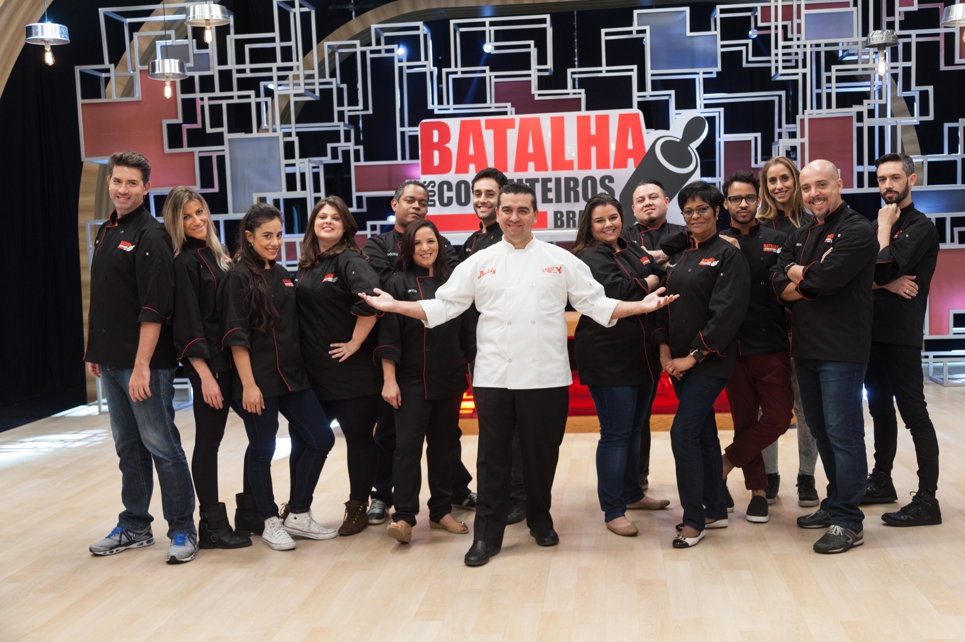 Quatorze participantes foram selecionados para o reality ?Batalha dos Confeiteiros Brasil?, formato da Discovery Networks e produzido pela Endemol Shine Brasil que será exibido pela Record. Em 10 episódios, os competidores deverão se enfrentar para colocar à prova suas habilidades como confeiteiros. O vencedor irá comandar a primeira filial brasileira da Carlo?s Bakery, a confeitaria de Buddy - Edu Moraes/Record