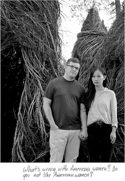 A princípio, a fotógrafa Donna Pinckley acreditava que apenas os casais mais velhos eram alvo deste tipo de comentários. "Qual é o problema das mulheres americanas? Você não gosta das mulheres americanas?", escutou o casal da imagem - Reprodução/Donna Pinckley