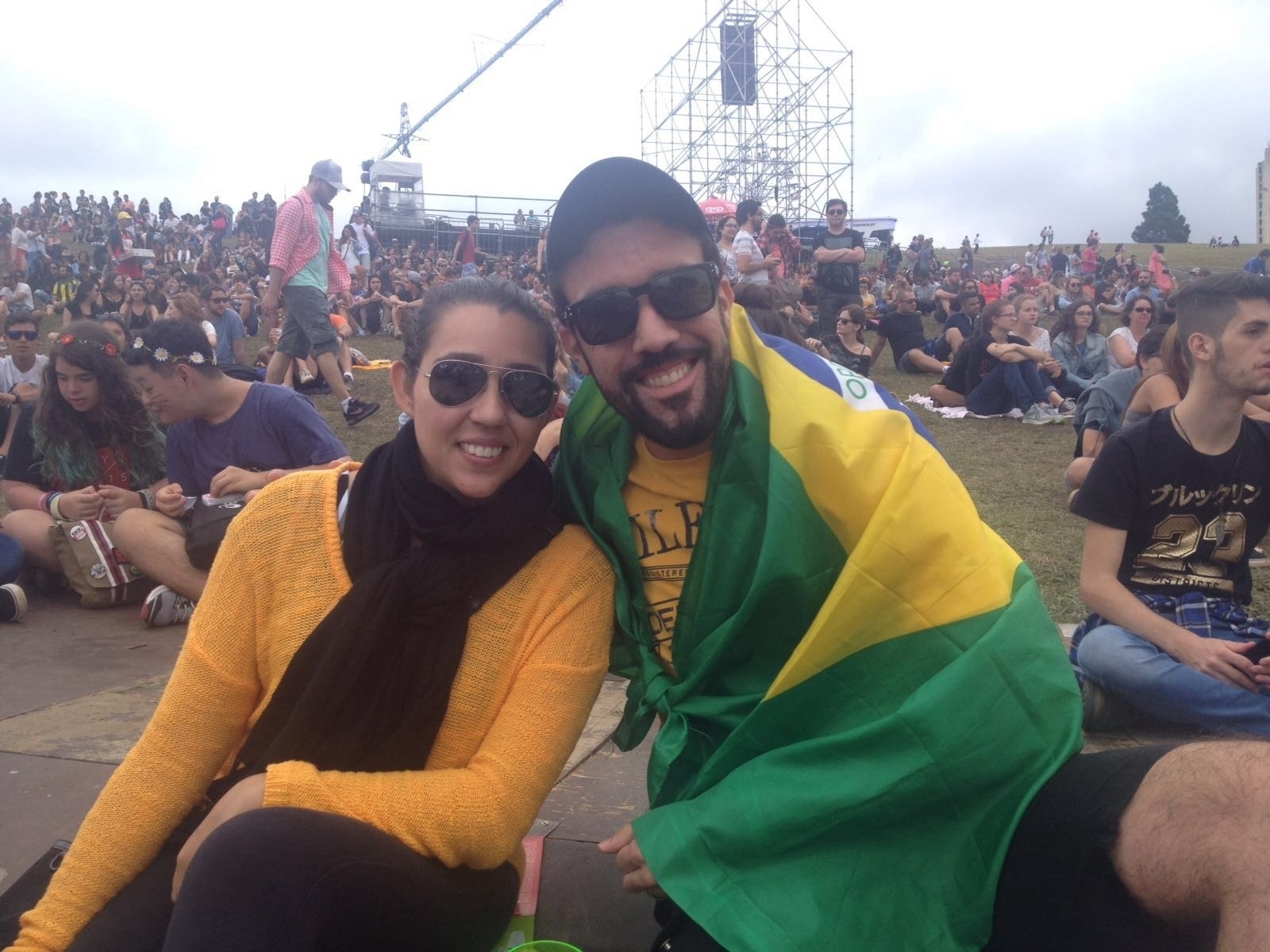 13.mar.2016 - A reportagem do UOL encontrou simpatizantes dos protestos contra o governo que acontecem hoje no país, Entre eles estava o casal Erick Andrade e Carolina Valero. "Se não estivéssemos aqui com certeza estaríamos na paulista," disse Erick, completando que encontraram pouquíssimos outros manifestantes entre o público do Lolla - Mariane Zendron/UOL