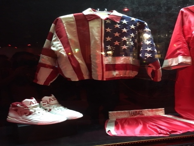 Em Los Angeles, no local onde os ingressos para o show do Guns N' Roses estavam sendo vendidos, foi montada uma mini-exposição com objetos antigos da banda - James Cimino/UOL