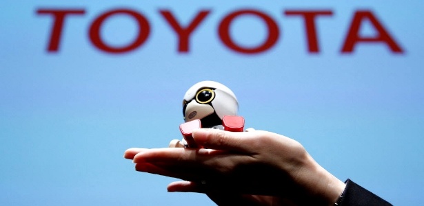 Kirobo Mini, feito pela Toyota, cabe na palma da mão ou sobre o painel do carro - Kim Kyung-Hoon/Reuters