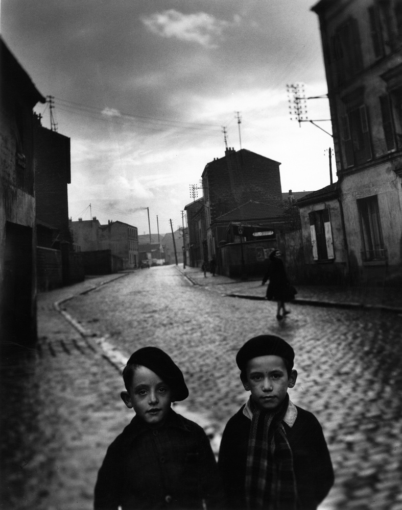 Crianças posam em Aubervilliers, na periferia de Paris - Louis Stettner