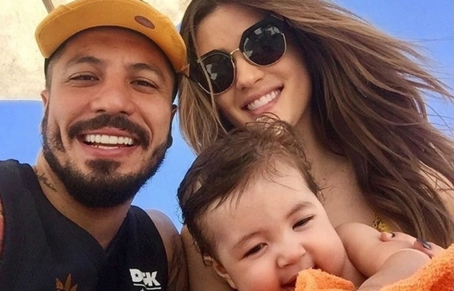 18.out.2016- Ex-BBBs Aline e Fernando levam o filho Lucca, de cinco meses, à praia pela primeira vez. "Meu mundo! Levando o pequeno para conhecer a praia", escreveu ela, que mudou o visual e escureceu os cabelos na segunda-feira - Reprodução/Instagram