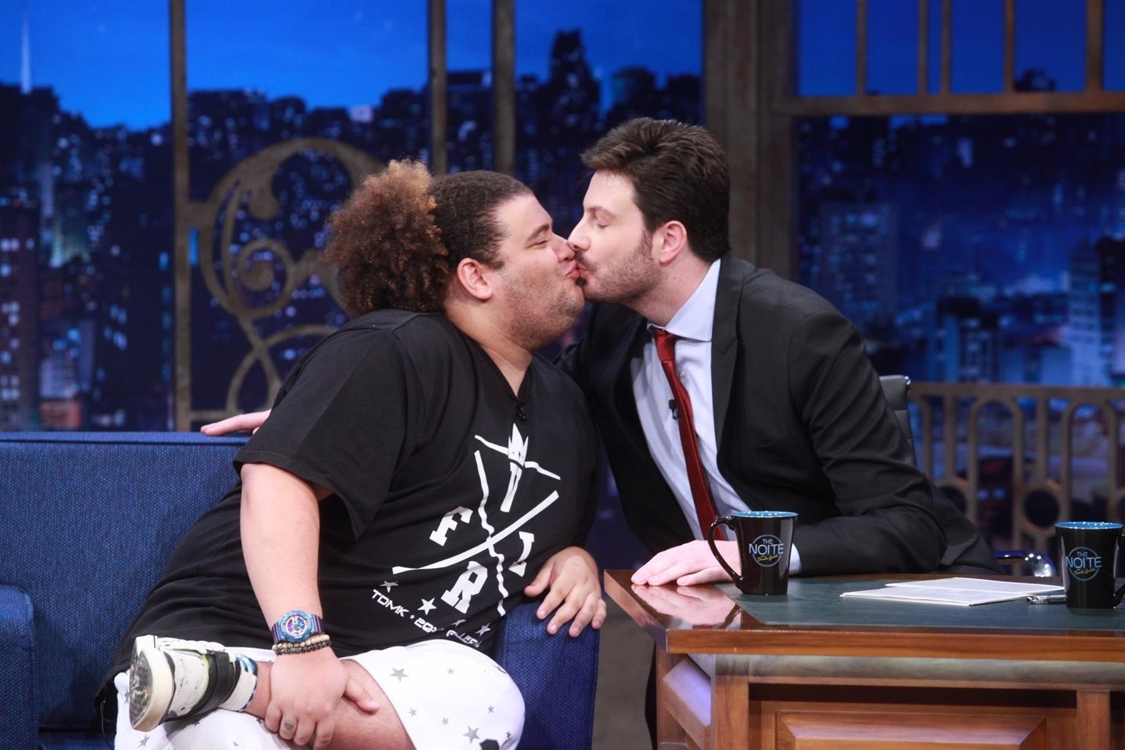 14.nov.2016- Danilo Gentili dá selinho em Gominho no The Noite desta segunda-feira.  Na entrevista, ele fala sobre sua carreira, conta que foi de vendedor de salgados no Rio de Janeiro a participante de "A Fazenda", além de revelar curiosidades de sua vida pessoal e contar momentos engraçados que já viveu - Leonardo Nones/SBT