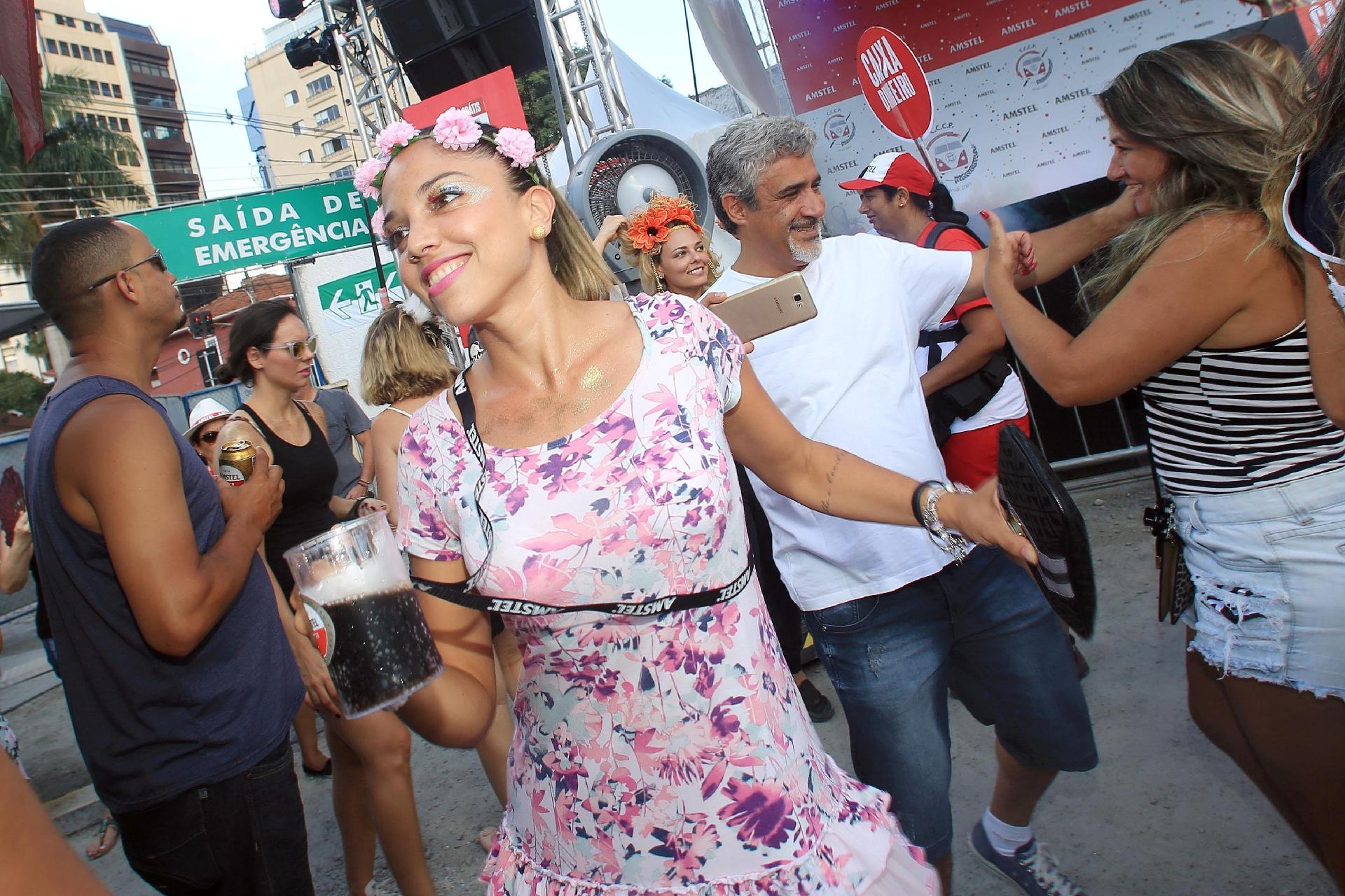 Foliona pula Carnaval ao som do set de Mari Benting, DJ residente - Ricardo Matsukawa/UOL