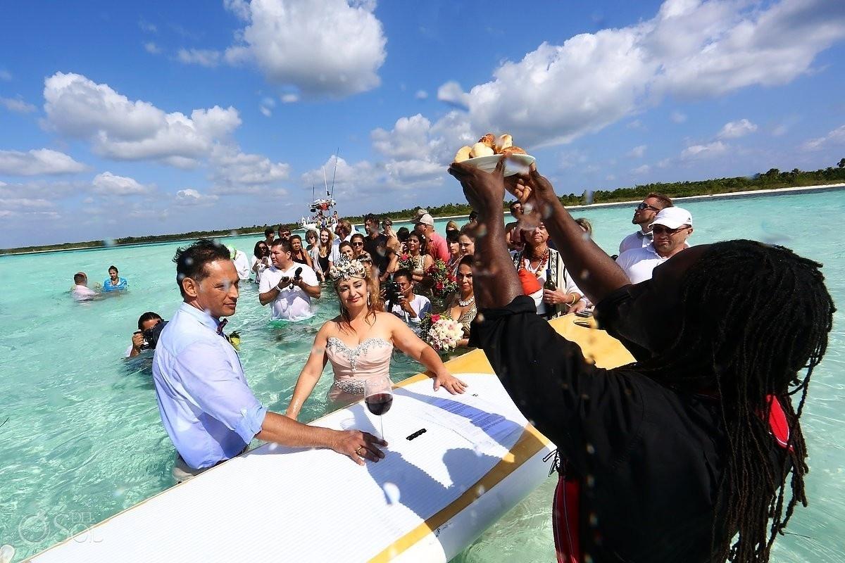 Susana e Jovany oficializam a união em El Cielo, um banco de areia localizado na ilha de Cozumel, no Caribe. Uma prancha foi usada como mesa durante a cerimônia - Del Sol Photography/Reprodução