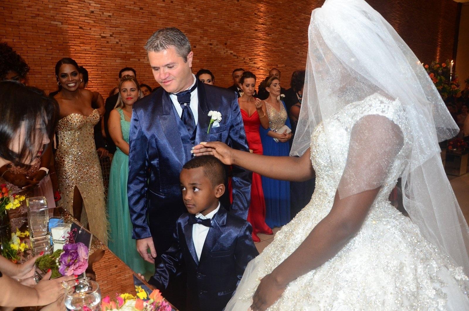 Filho caçula de Angélica Ramos, Vinicius leva as alianças do casal durante cerimônia avaliada em R$ 200 mil em igreja de São Paulo - Eduardo Martins/AgNews