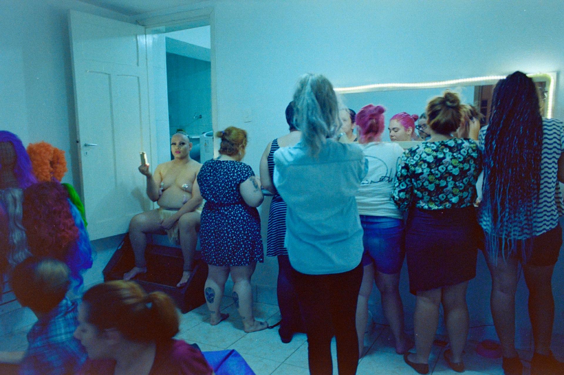 Cena do documentário "They Can Do It" com o coletivo de drag queens mulheres Riot Queens - Kelviane Lima/Divulgação