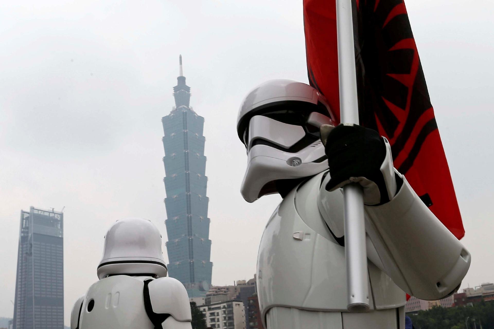 Fãs vestidos como personagens de "Star Wars" desfilam por Taipei, em Taiwan - Tyrone Siu/Reuters