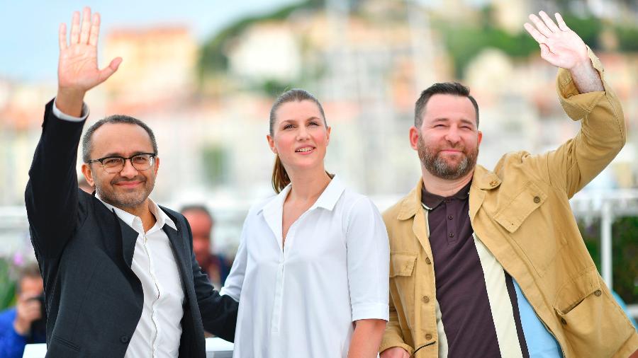 O diretor russo Andrey Zvyagintsev ao lado dos atores Maryana Spivak e Alexey Rozin, protagonistas de "Loveless", em Cannes - AFP PHOTO / LOIC VENANCE