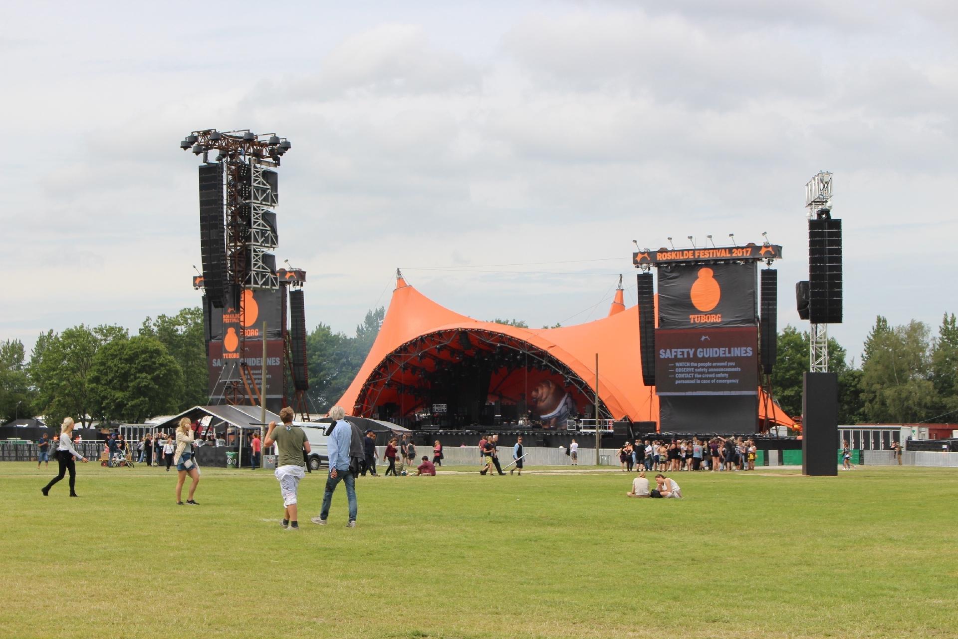 Orange, o principal palco do festival de Roskilde recebe os últimos preparativos antes da abertura dos portões - Felipe Branco Cruz/UOL