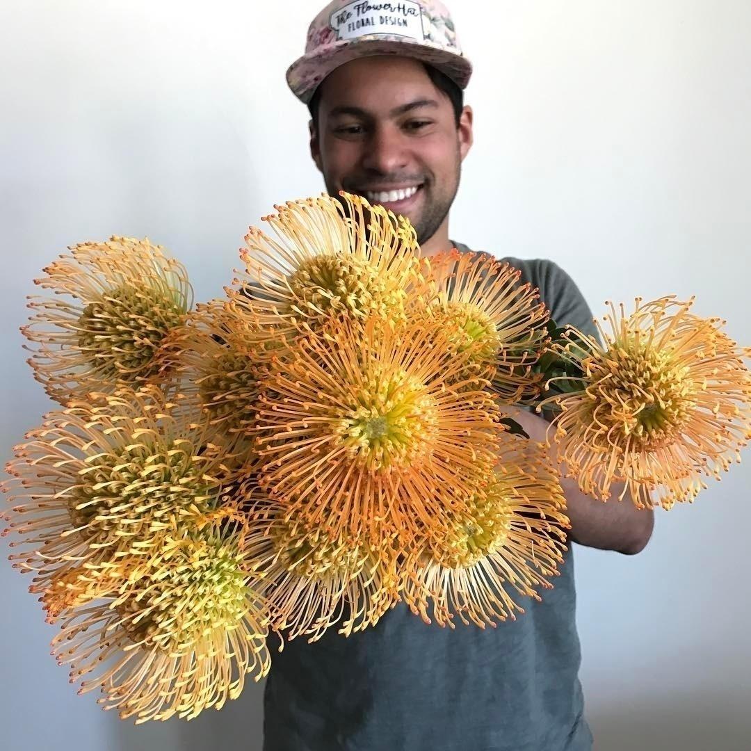 Julio também comercializa bonés com estampas de flores - Reprodução/InstagramTheFlowerHat