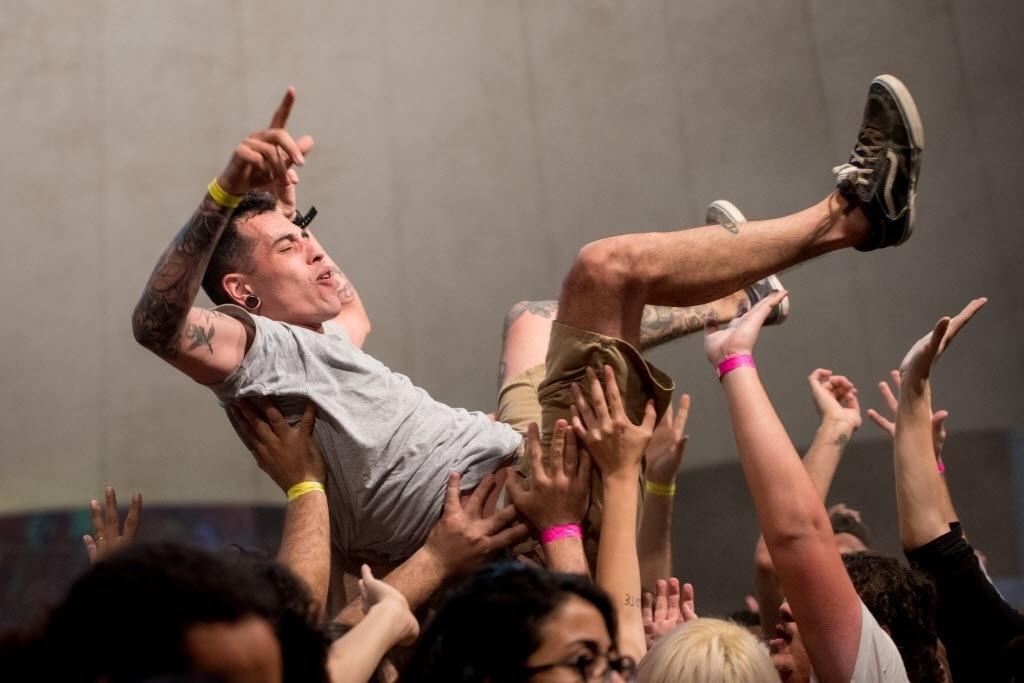 Banda capixaba fez a festa "surfando" sobre o público - Flavio Moraes/UOL