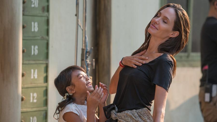Srey Moch e Angelina Jolie nos bastidores de "First They Killed My Father" - Divulgação
