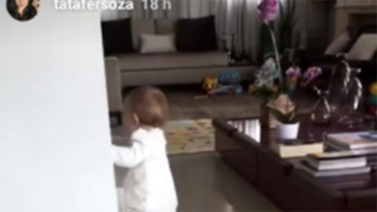 Melinda caminhando pela casa dos pais - Reprodução/Instagram - Reprodução/Instagram