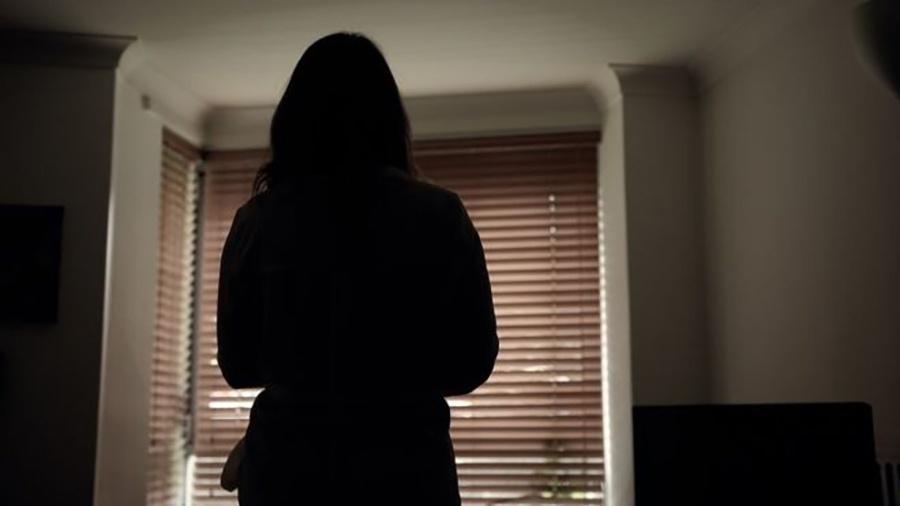 Vítima diz que sentia "medo e paranóia" por conta das mentiras que seu ex-namorado espalhou - BBC