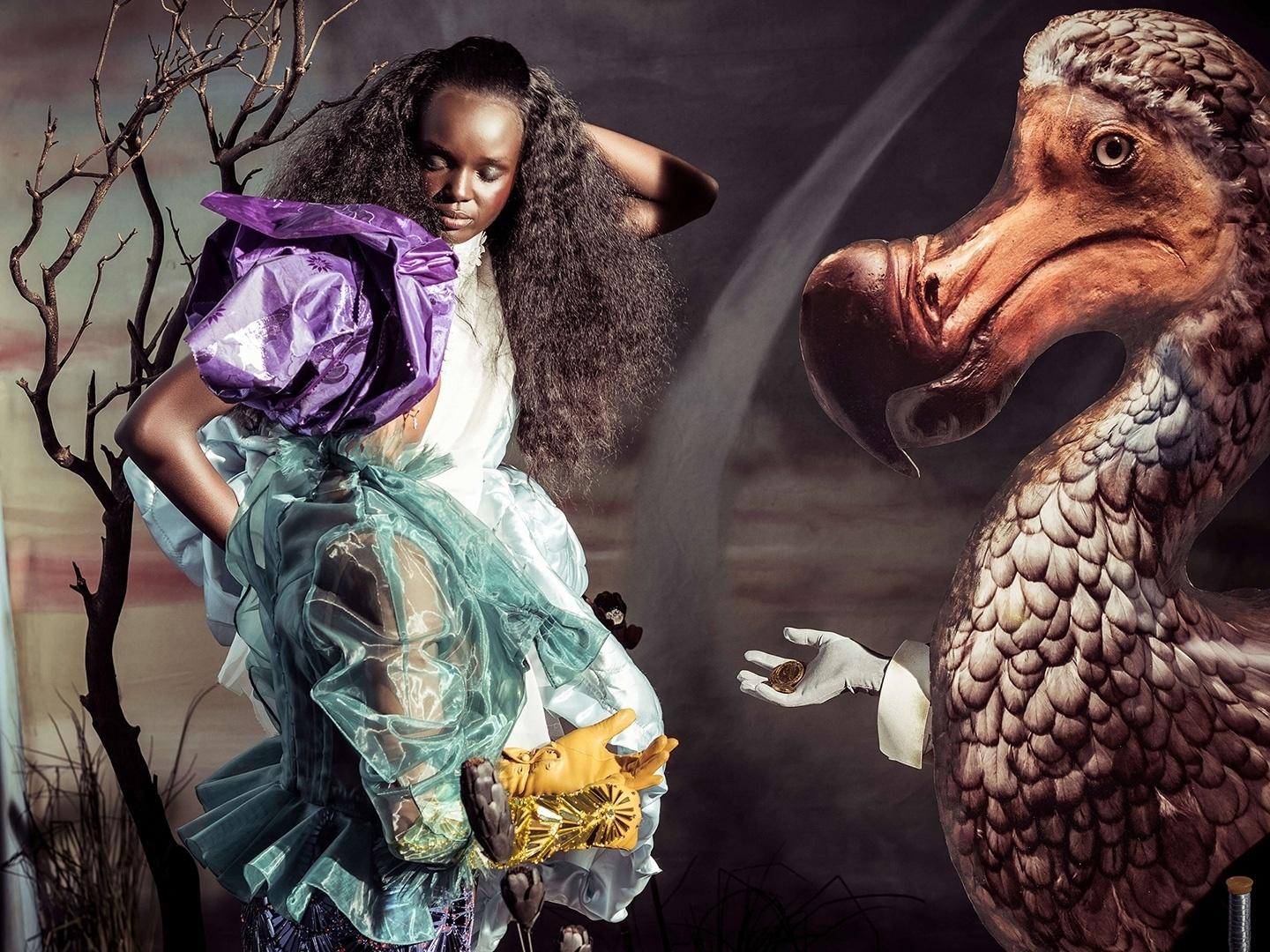 Duckie Thot, a modelo australiana sudanesa, foi a escolhida por Tim Walker para viver Alice na edição 45 do Calendário Pirelli - Divulgação