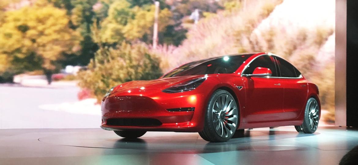 Tesla Model 3 de US$ 35 mil chega após dois anos de espera - Joe White/File Photo/Reuters