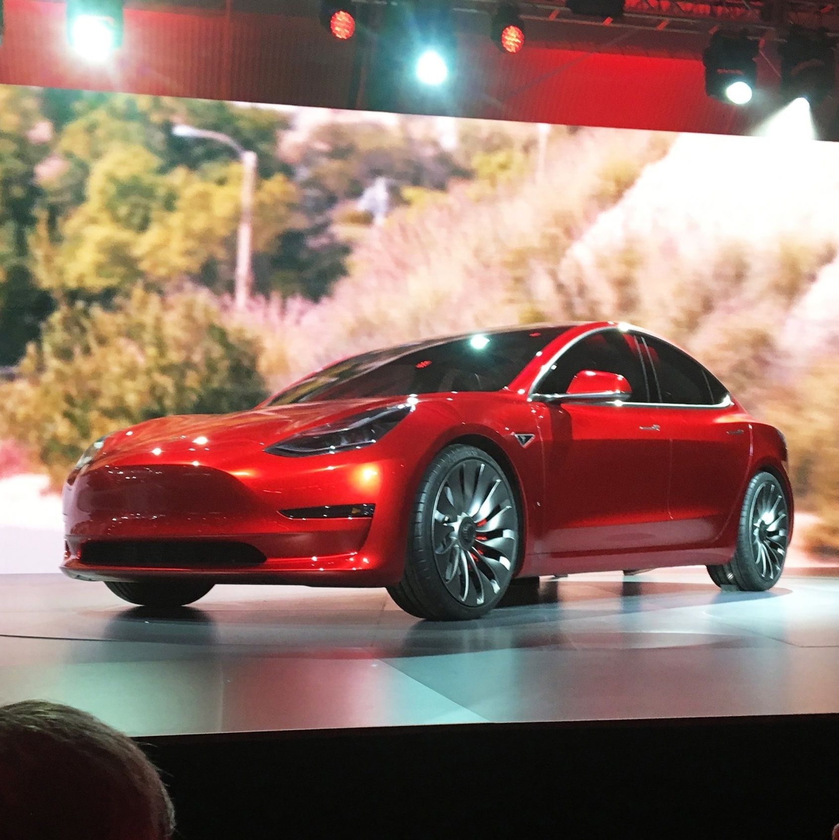 Carro Tesla: conheça o elétrico que revolucionou o mercado