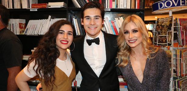 Lívian Aragão com o ex, Nicolas Prattes, e a mãe dele - AgNews - AgNews