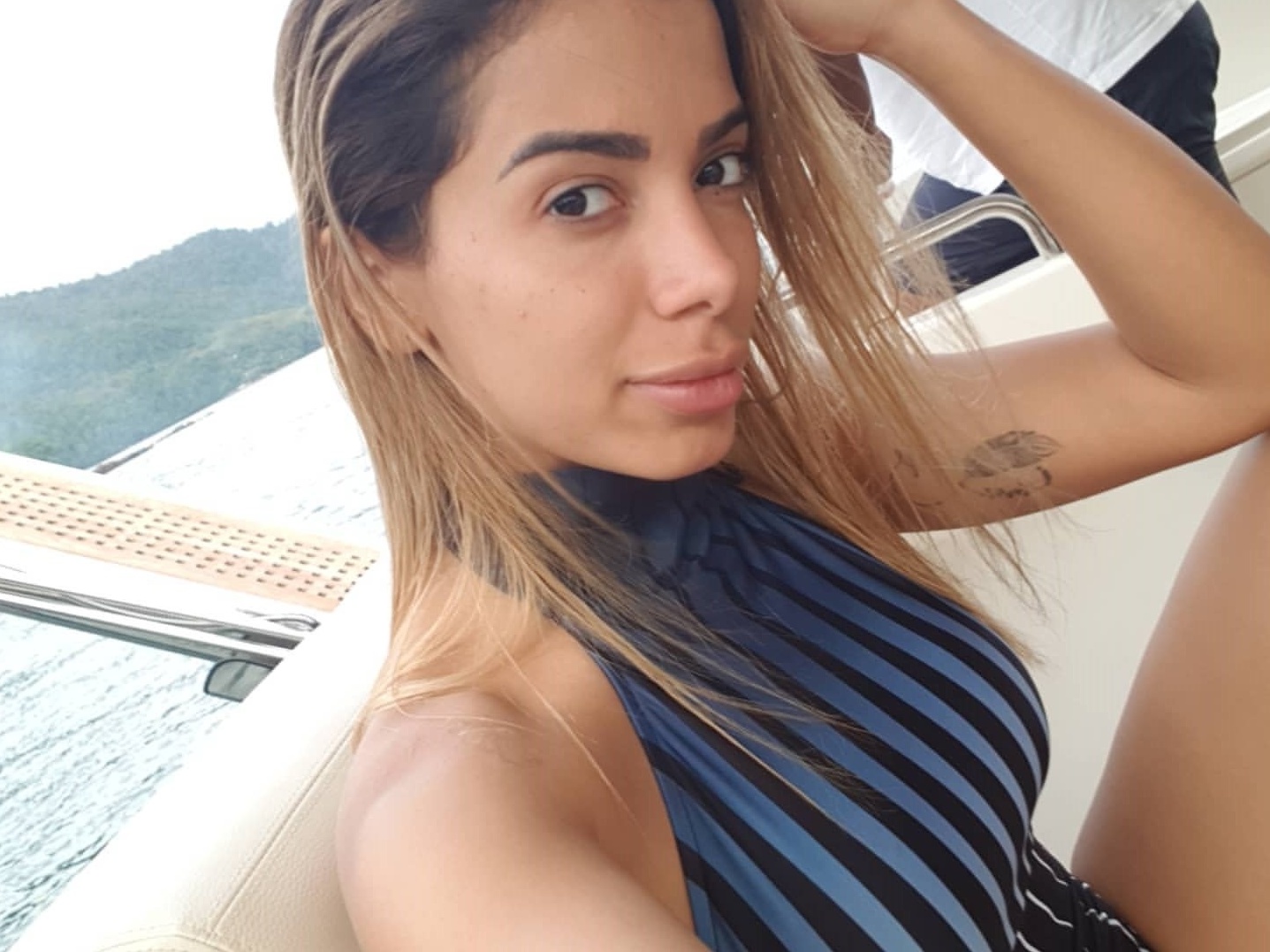 Em entrevista, Anitta fala sobre suas celulites: “Não acho bonito