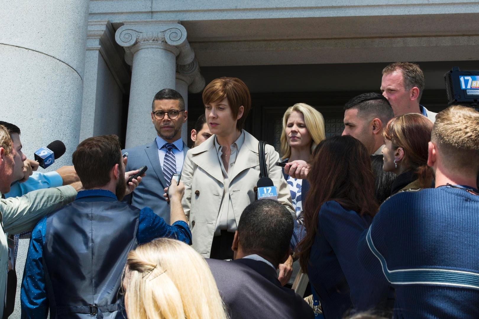 Olivia (Kate Walsh), mãe de Hannah, é abordada por jornalistas na saída do tribunal em cena da segunda temporada de "13 Reasons Why" - Divulgação/Netflix