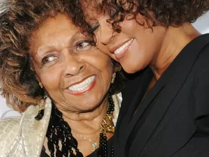 Cissy Houston, mãe de Whitney Houston, morre aos 91 anos