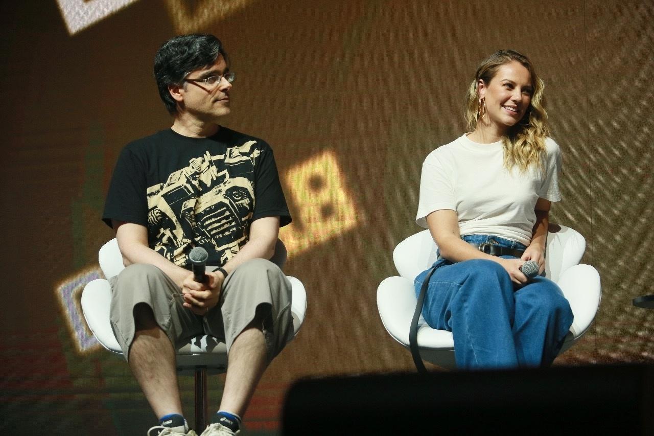 Guilherme Briggs e Paolla Oliveira durante painel da CCXP - Iwi Onodera/UOL