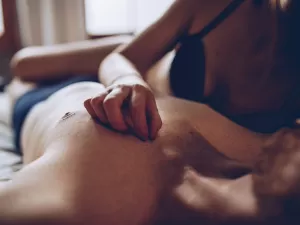 Especialista em sexo tântrico dá 5 dicas simples que mudarão suas transas