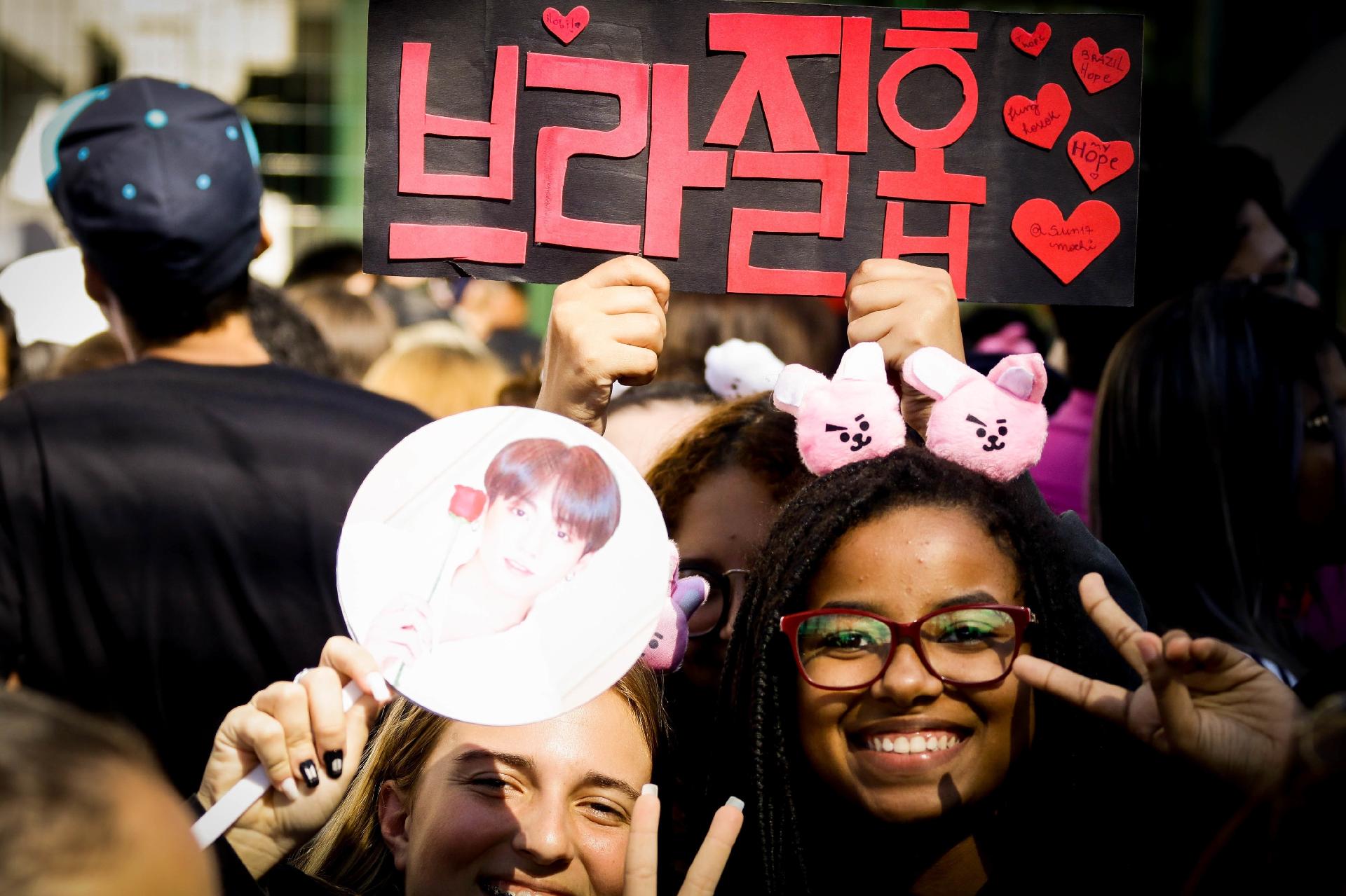 Milhares de fãs se aglomeram no lado de fora do Allianz Parque, zona oeste de São Paulo, à espera do show do BTS - Aloisio Maurício/Fotoarena/Estadão Conteúdo