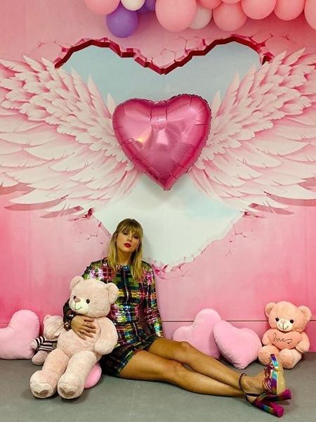 Taylor Swift em seu camarim na China - Reprodução/Twitter