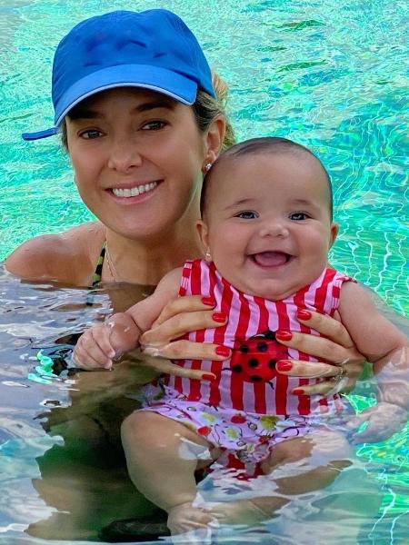 Ticiane Pinheiro com a filha, Manu, na piscina - Reprodução/Instagram