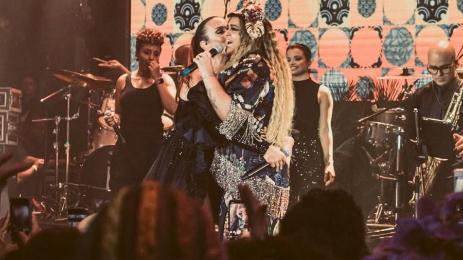 Preta Gil e Ivete Sangalo se abraçam durante apresentação no Baile da Vogue - Reprodução/Instagram/pretagil