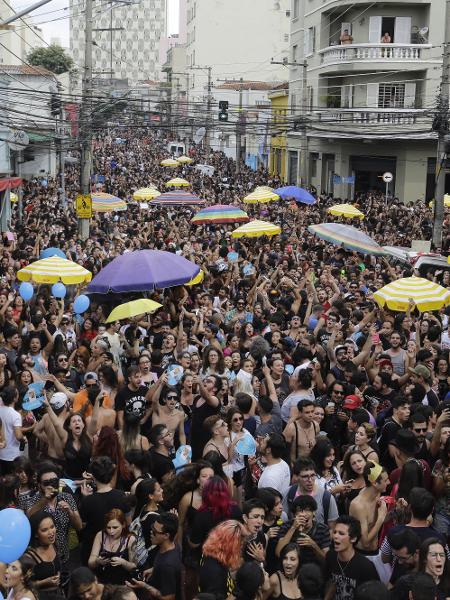 Foliões se divertem no bloco na região central de Sao Paulo - Nelson Antoine