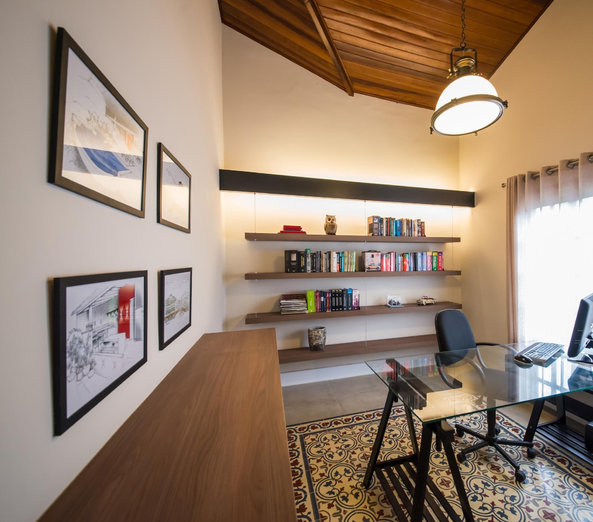 No home office projetado pela arquiteta e designer Elaine Gonzalez, funcionalidade e charme aparecem juntos nas prateleiras flutuantes, instaladas na parede do fundo do escritório. Fixadas por cabo de aço, estão presas a uma espécie de viga horizontal, que abriga fita de LED. Tal interferência garante um ar mais descontraído à estrutura e ao ambiente como um todo. - Kelly Paciulo