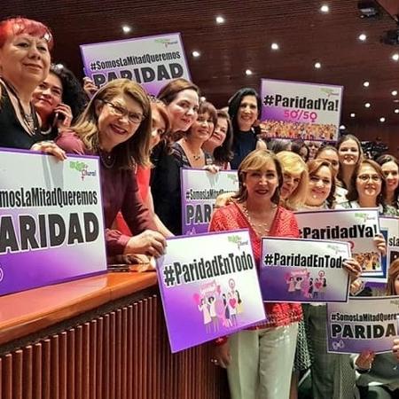 Senadoras mexicanas comemoram aprovação de lei que garante paridade política de gênero, em 2019 - Reprodução/Facebook/Senadora Kenia López Rabadán
