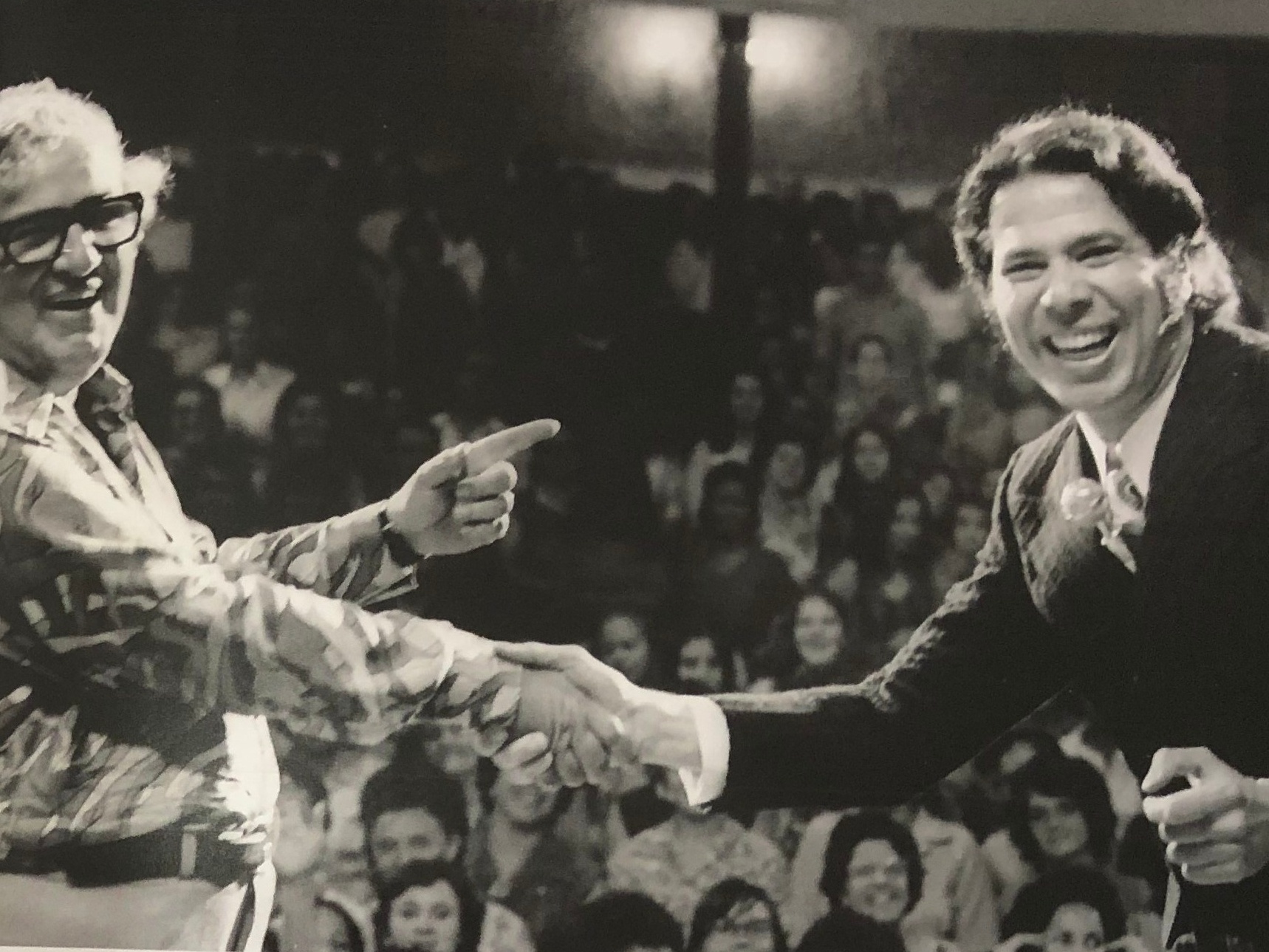 Como foi feito o livro com 1.200 fotos que Silvio Santos ganhou de presente