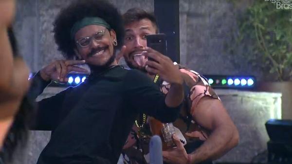 BBB 21: Arthur faz selfie com João - Reprodução/ Globoplay