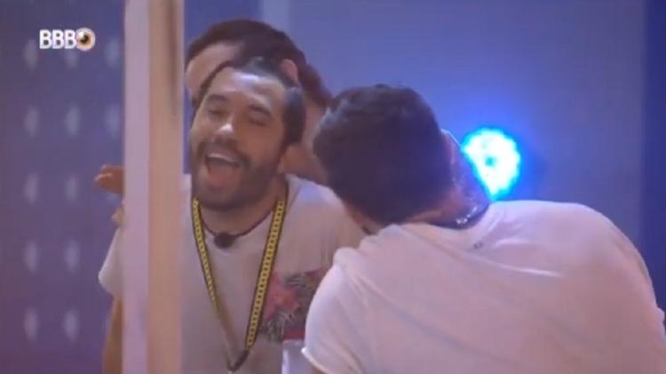 BBB 21: Fiuk brinca de raspar a barba no pescoço de Gilberto - Reprodução/Globoplay - Reprodução/Globoplay
