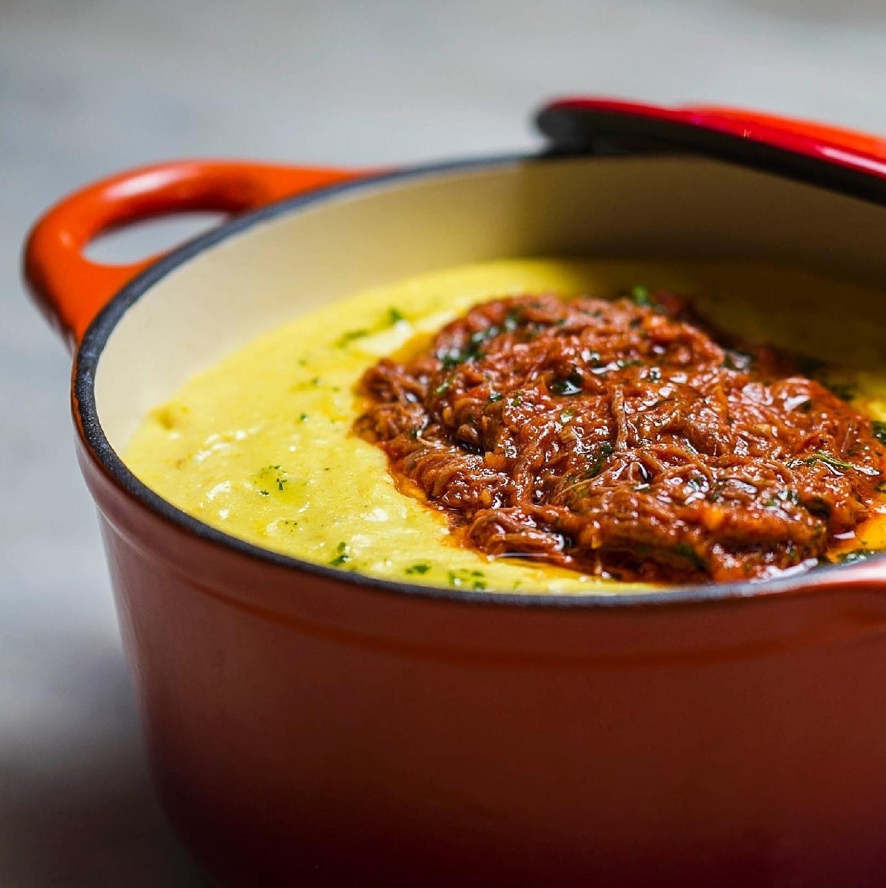 Ragu de fígado, polenta mole com leite de coco e farofinha de