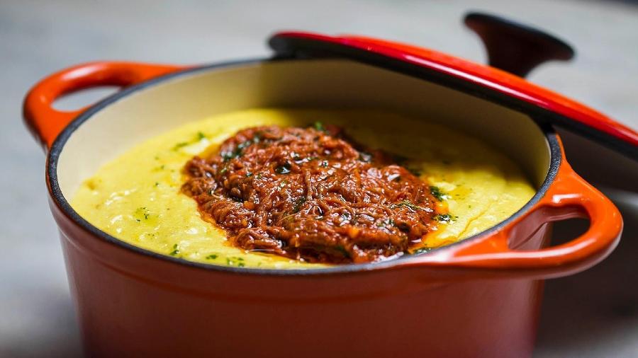 Polenta com ragú à bolognese: um clássico substancioso do inverno -  Leonardo Soares/UOL