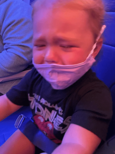 Drew, de 2 anos, durante o voo em que a comissária sugeriu a sua mãe colar a máscara em seu rosto - Reprodução/Instagram