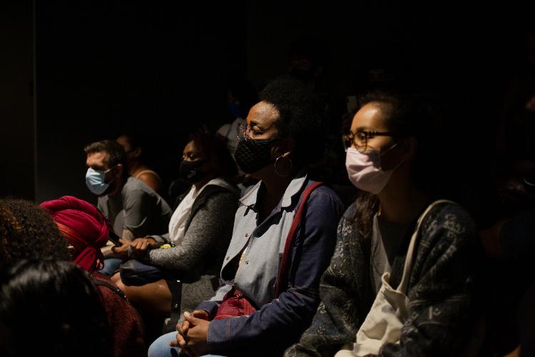 Cerca de 20 pessoas foram ao Museu da Língua Portuguesa para uma visita guiada especialmente para um grupo de travestis da vizinhança - Camila Svenson/UOL - Camila Svenson/UOL