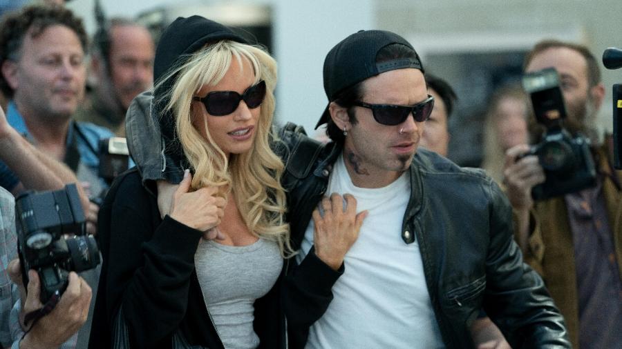 Cena de "Pam & Tommy", série que aborda o vídeo de sexo entre Pamela Anderson e Tommy lee - Divulgação/ Star+ 
