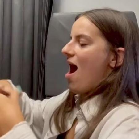 Estudante desloca mandíbula durante voo ao bocejar; veja o que fazer -  30/07/2022 - UOL VivaBem