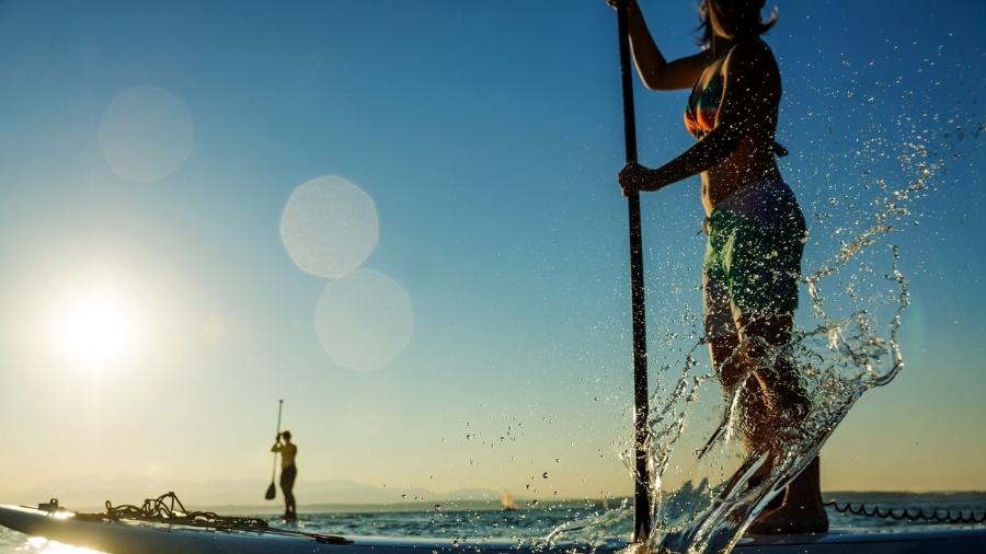 O stand up paddle desenvolve o equilíbrio e trabalha os músculos da parte superior do corpo - iStock