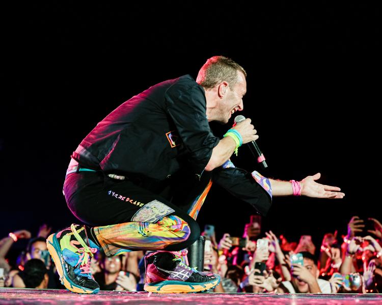  A banda britânica Coldplay, liderada pelo vocalista Chris Martin, vai se apresentar no Glastonbury pela sétima vez